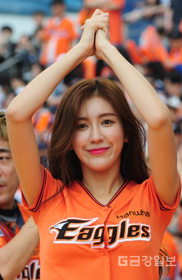 포토]한화이글스치어리더 김연정 승리의 기도 < 포토뉴스 < 포토 < 기사본문 - 금강일보