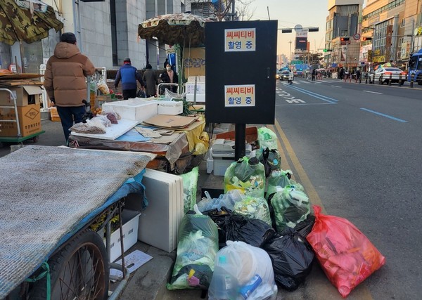 전통시장 쓰레기 무단투기로 몸살 3908