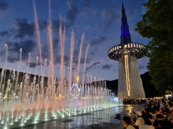지난 27일 대전엑스포과학공원 한빛탑 광장 2022 달밤소풍축제가 열린 가운데 시민들이 음악분수를 감상하고 있다.
