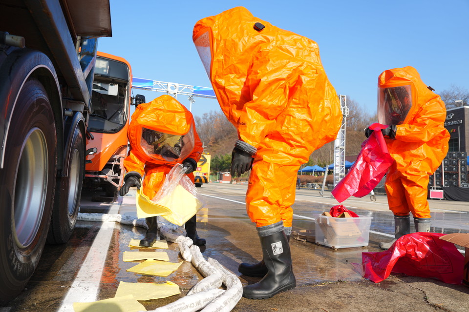 천안시 ‘2022 재난대응 현장훈련’이 24일 천안논산고속도로 풍세졸음쉼터에서 16개 유관기관과 민간단체 등 100여 명이 참석한 가운데 열렸다. 사진은 화학물질 유출사고 대응 활동 모습. 천안시 제공