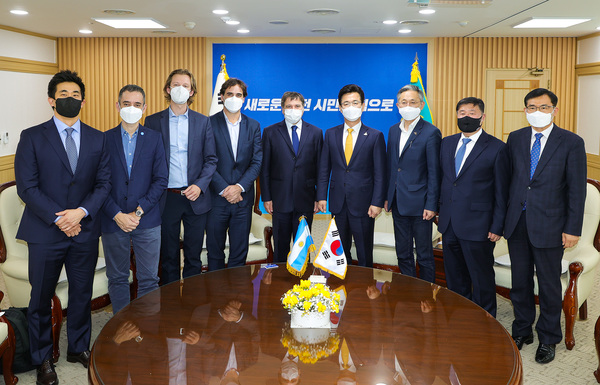허태정 대전시장(오른쪽 네 번째)이 21일 대전시청을 방문한 알프레도 까를로스 바스쿠 주한 아르헨티나 대사(왼쪽 다섯번 째), 아르헨티나 벤쳐캐피탈 대표단과 함께 협력방안을 논의한 뒤 기념촬영을 하고 있다. 대전시 제공