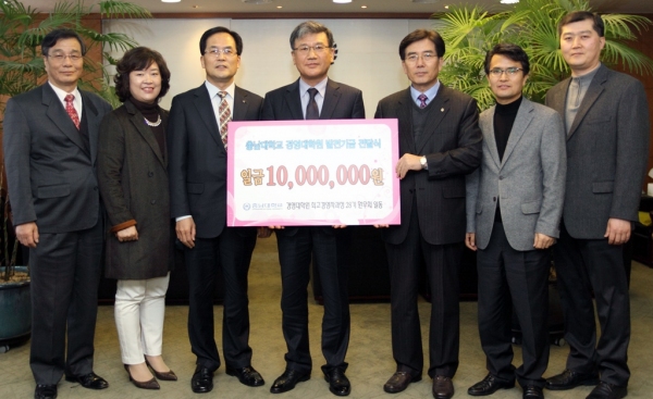 충남대 경영대학원 최고경영자과정 수료자, 발전기금 전달 충남대 경영대학원 최고경영자과정 수료자, 발전기금 전달
