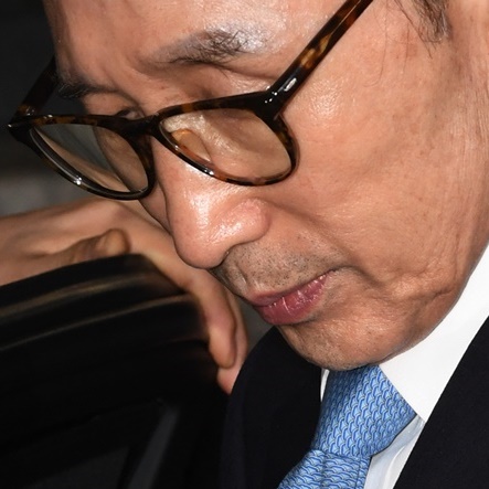 [AM 브리핑] MB 구속 이르면 오늘밤 결정, <b>조용필</b>, 주현미, 호나우지뉴 ...