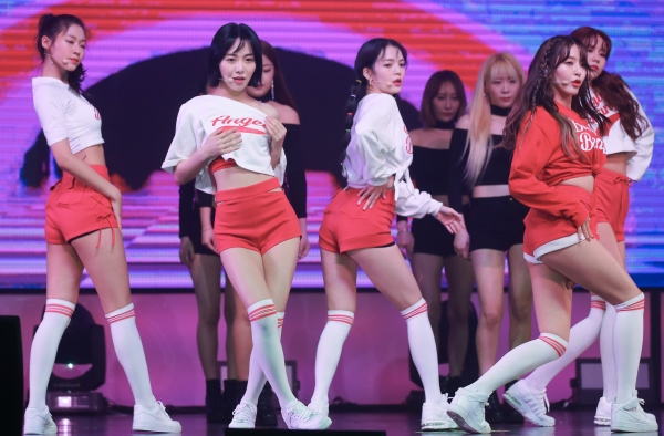 AOA, 빙글 뱅글(BINGLE BANGLE)로 돌아왔다! Aoa, 빙글 뱅글(Bingle Bangle)로 돌아왔다!