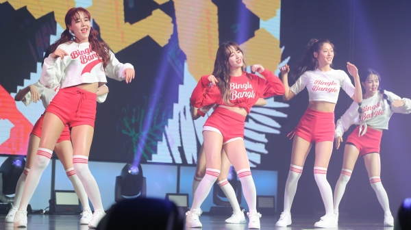 AOA, 빙글 뱅글(BINGLE BANGLE)로 돌아왔다! Aoa, 빙글 뱅글(Bingle Bangle)로 돌아왔다!