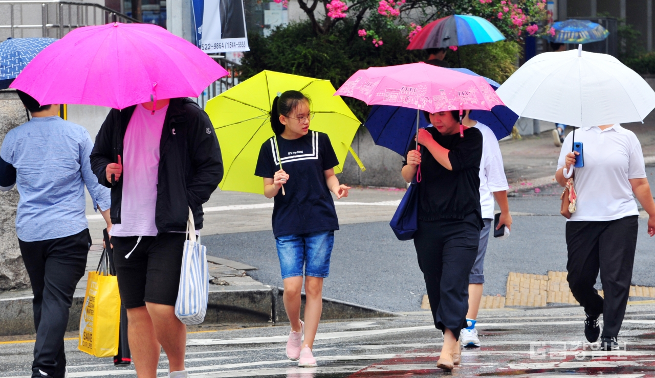 무더위를 식혀주면서 농가에 단비가 될 비가 내린 26일 대전 서구 둔산동에서 형형색색 우산을 받쳐 든 시민들이 발걸음을 재촉하고 있다. 전우용 기자 yongdsc@ggilbo.com