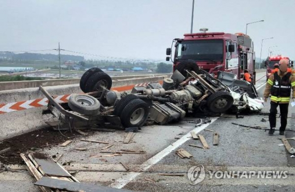 서해안고속도로 사고, 2.5t 트럭 가드레일 '쾅'