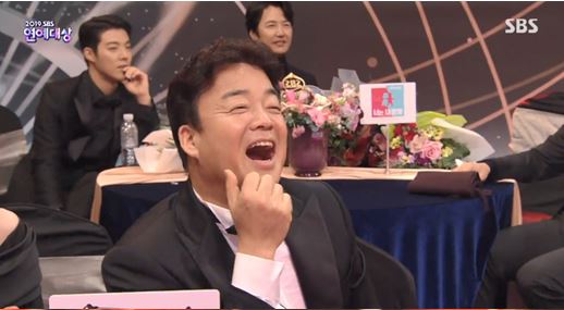 '백종원 짤' <b>청하</b>보고 활짝? 소유진 "집에서 놀린다" 유쾌했던 연예대상...