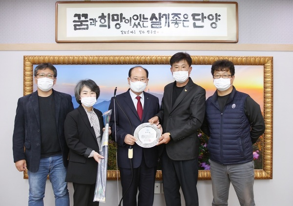 류한우 단양군수가 지난 2일 궁도발전에 기여해 대한궁도협회로부터 감사패를 전달 받았다. 이날 감사패는 박종인 회장을 대신해 단양군궁도협회 김완구 회장이 전달했다. 단양=정봉길 기자 jbk@ggilbo.com