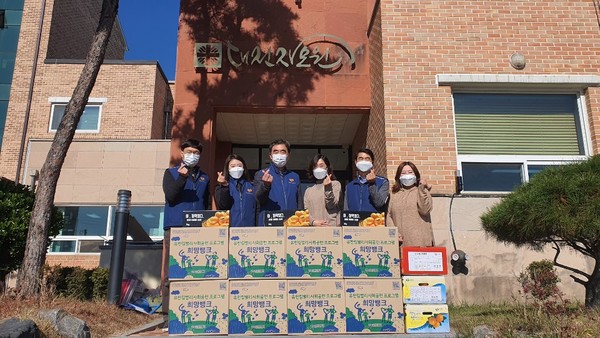 김기응 본부장(왼쪽 세 번째)을 비롯한 한국교통안전공단 대전충남본부 관계자들이 4일 대전지역 미혼모 자립시설인 자모원을 찾아 신생아용 기저귀와 과일 등 후원물품을 전달하고 있다. 한국교통안전공단 대전충남본부 제공