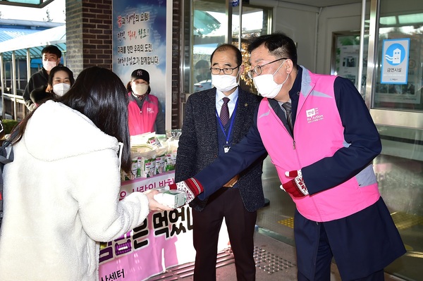 아침밥 나눔 캠페인에 참여한 이상천 제천시장이 학생들에게 우유를 전달하고 있다. 제천시 제공