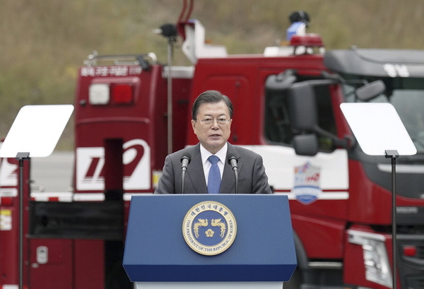 지난 6일 충남 공주 중앙소방학교에서 제58주년 소방의 날 기념식이 열려 문재인 대통령이 소방관들을 격려하면서 근무여건 개선책 등을 약속하고 있다. 청와대 제공