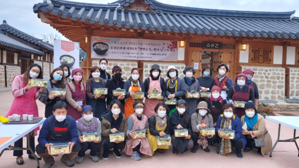 청주 초정행궁 수라간에서 6일 김장철을 맞아 ‘100년 전 청주의 짠지 담그기’ 체험 행사가 열렸다. 청주시 제공