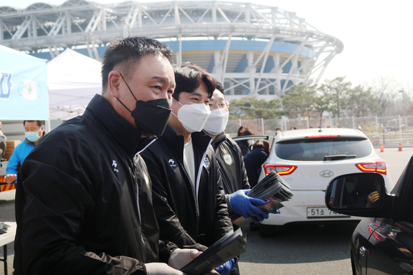 대전하나시티즌 허정무 이사장과 대전하나시티즌 선수들이 드라이브 스루를 통해 마스크와 손 소독제를 기부하고 있다. 대전하나시티즌 제공