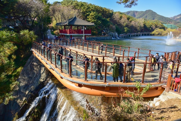 제천 의림지와 용추폭포를 찾은 제주도민들 모습. 제천시 제공