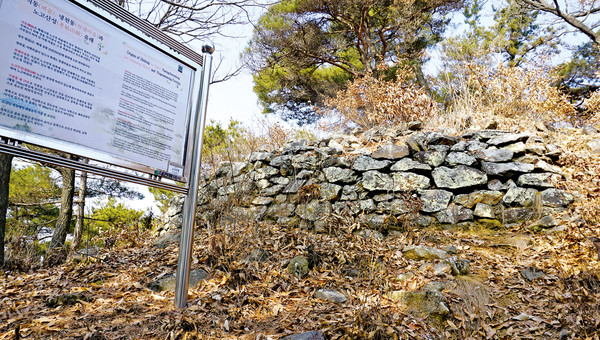 노고산성의 일부. 허물어진 성벽의 모습에서 백제역사의 흔적을 읽어낼 수 있다.