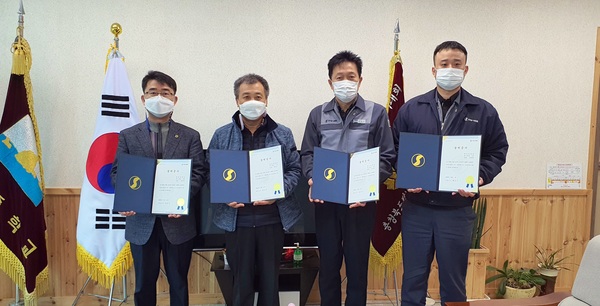 한일시멘트 단양공장은 지난 11일 매포초등학교 및 매포중학교에 총 690만 원의 장학금을 전달했다. 한일시멘트 제공