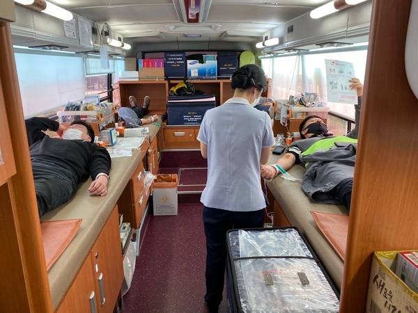 아세아시멘트는 지난 13일 제천공장 구내에서 생명 나눔 문화 확산과 실천의 일환으로 ‘사랑의 헌혈데이’를 실시했다. 이번 행사는 올해 네 번째로 실시되는 행사로써 아세아시멘트(주)의 요청에 따라 대한적십자 충북혈액원의 출장방문으로 이루어졌다. 제천=정봉길 기자 jbk@ggilbo.com