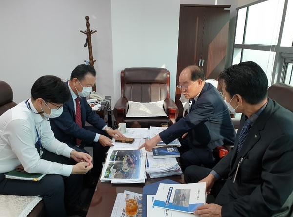 류한우 단양군수가 내년도 정부 예산 확보를 위해 엄태영 국회의원을 찾아 지역현안사업을 설명하고 있다. 단양군 제공