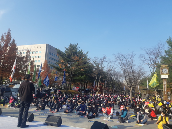 대회 참석자들이 연단을 경청하고 있다. 김정섭 기자