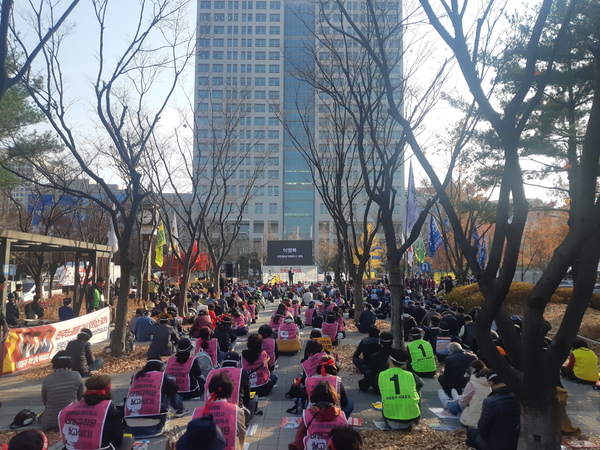 대회 참석자들이 투쟁 구호를 외치고 있다. 김정섭 기자