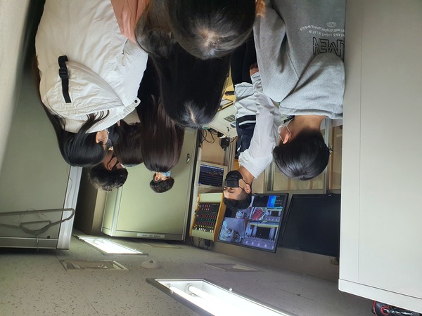 지난 20일 대전 대덕구문예회관에서 ‘기술입은 문화예술교육-AR로 만나는 나만의 뮤지컬’ 프로그램이 운영된 가운데 대전 관내 초등학생들이 조정실 체험을 하고 있다. 이준섭 기자