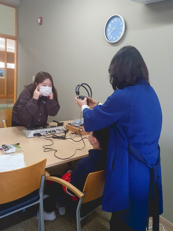 지난 18일과 25일 우송대 언어치료·청각재활학과 학생들이 대전원명학교에서 봉사활동을 펼치고 있다. 우송대 제공