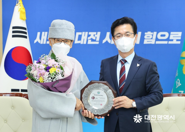 법우스님이 지난달 26일 열린 ‘제32회 대전광역시 문화상’에서 공연예술부문을 수상한 뒤 기념촬영을 하고 있다.