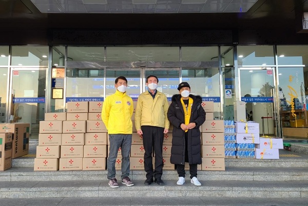 대한적십자사봉사회 제천지구협의회(회장 김진환)가 제천시 코로나19로 인해 자가격리 중인 시민들을 위한 긴급구호세트(300만 원)를 제천시에 전달했다. 제천=정봉길 기자 jbk@ggilbo.com