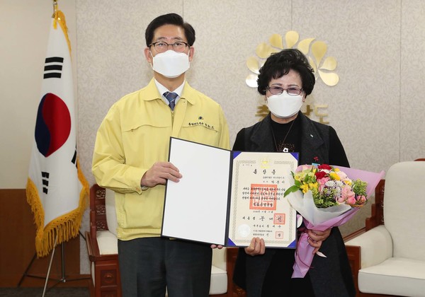 지난 11일 충남도청에서 석탄산업 훈장을 받은 박분이 씨(오른쪽)가 양승조 지사와 기념촬영을 하고 있다. 충남도 제공