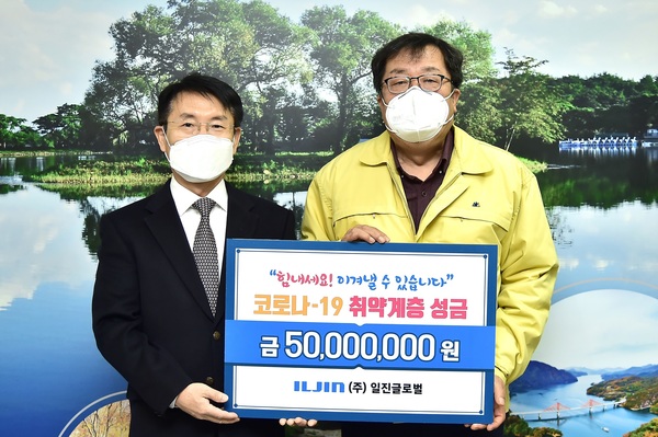 ㈜일진글로벌(대표 송영수)이 지난 18일 코로나19 취약계층 성금 5000만 원과 이웃사랑 성금 1000만 원을 제천시에 기탁했다. ㈜일진글로벌은 지난 3월 코로나19 방역물품 후원(500만 원)과 8월 수재피해성금 및 물품지원(6000만 원), 11월 인재육성장학금 3000만 원을 기탁한 바 있다. 제천=정봉길 기자 jbk@ggilbo.com