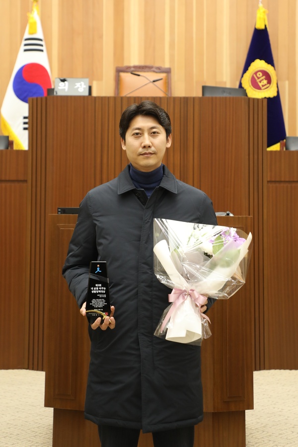 세종특별자치시의회 이태환 의장이 ‘제3회 '내 삶을 바꾸는 생활정책대상’을 수상했다. 세종시의회 제공.