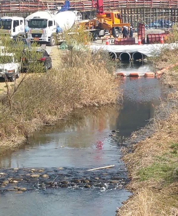 세종시 ‘북측 블록형 단독주택용지 조성공사에 끼워넣고 공사하는  제천변 보행육교 3곳<2017년 사진)>.부당 수의계약, 대행개발, 문화개발 취소 변경 등 개발계획은 36만 세종시민을우롱하는 처사라는 비난이다. 서종권 기자