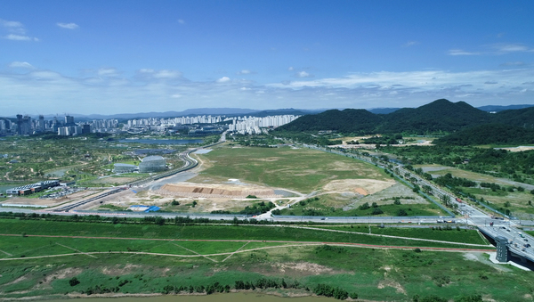 국회 세종의사당 건립비 127억 확보, 세종시가 국가 대변혁의 중심지로 부각되고 있는데도 언론환경은 고(故)노무현 전 대통령이 추진했던 개방형브리핑제 이전의 시대로 돌아가는 구태로의 회귀를 보이고 있다. 서중권 기자