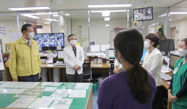 황기철 국가보훈처장(왼쪽)이 취임 후 첫 행보로 지난 3일 코로나19 전담병원인 대전보훈병원을 방문해 의료진을 격려하고 있다. 국가보훈처 제공