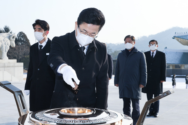 허태정 대전시장이 4일 국립대전현충원을 찾아 분향하고 있다. 대전시 제공