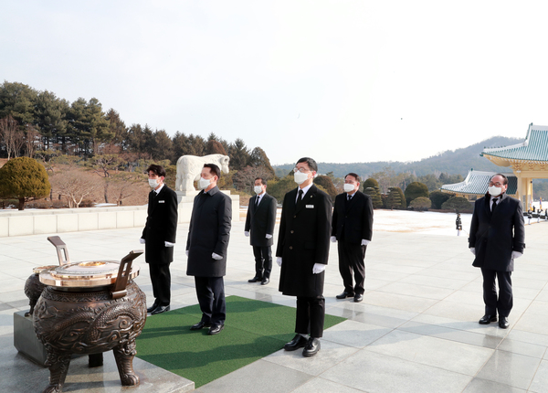 권중순 대전시의회 의장(왼쪽에서 두 번째)이 4일 국립대전현충원을 참배하고 있다. 대전시의회 제공