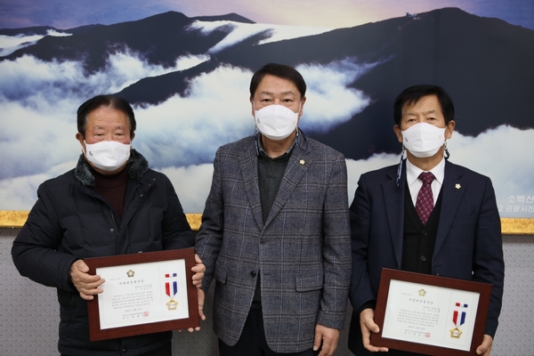 단양군의회 김영주(왼쪽부터) 의원, 장영갑 의장, 조성룡 의원. 단양군의회 제공