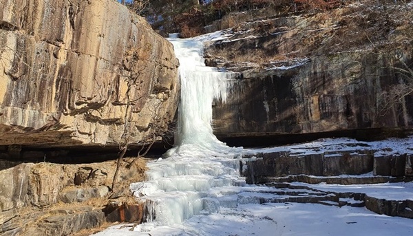 아침 기온이 영하 14도까지 떨어진 7일 충북 괴산군 연풍면 원풍리 수옥폭포가 꽁꽁 얼어붙었다. 연합뉴스
