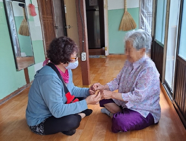 담당관리사가 방문을 통해 안부를 묻고있다. 단양군 제공