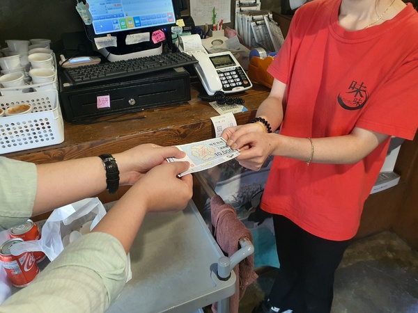 한 시민이 지류화폐를 사용하고 있는 모습. 제천시 제공