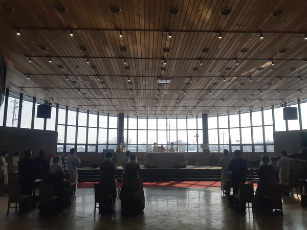 12일 솔뫼성지에서 유흥식 대전교구장이 사제서품식을 진행하고 있다. 김정섭 기자