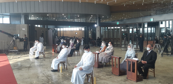 이번 사제서품식은 코로나19 방역 수칙을 준수해 가족 외 최소 인원만 참석했다. 김정섭 기자