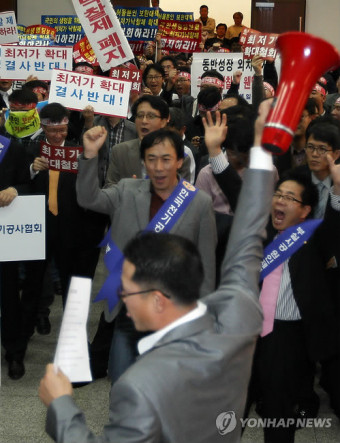 정부의 300억 원 이하 대형 관급공사 최저가 낙찰제도 철회와 관련해 이에 반발한 건설업계가 시위를 벌이고 있다, 이 와중에 LH는 300억 미만공사를 최저가 심사로 시행했다, 서중권 기자