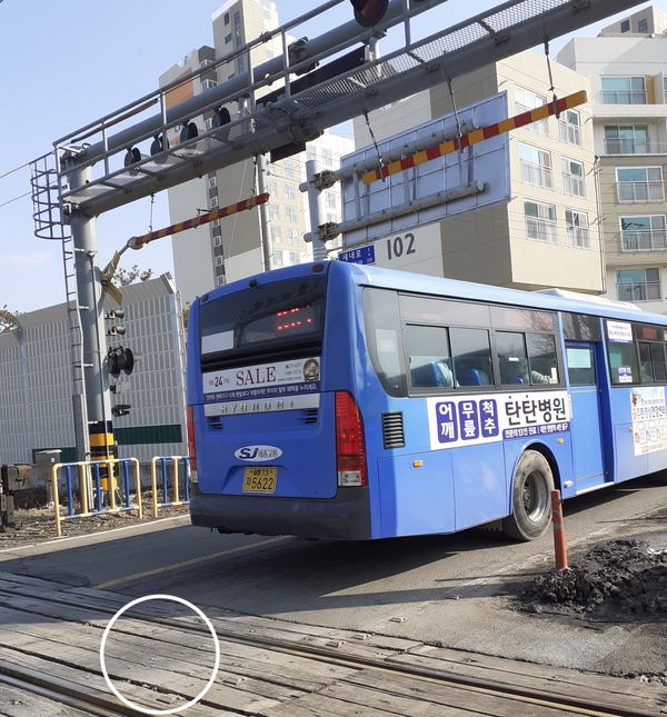 세종시 복지주택 제 1호 '서창 행복주택' 도 기찻길 옆에 지었다. 게다가 소음과 진동, 먼지 등  건널목 위험까지   도사리고 있다. 버스가 지나면 갓길조차 없는 이 구간은 교통대란 등 최악의 환경이다. 서중권 기자