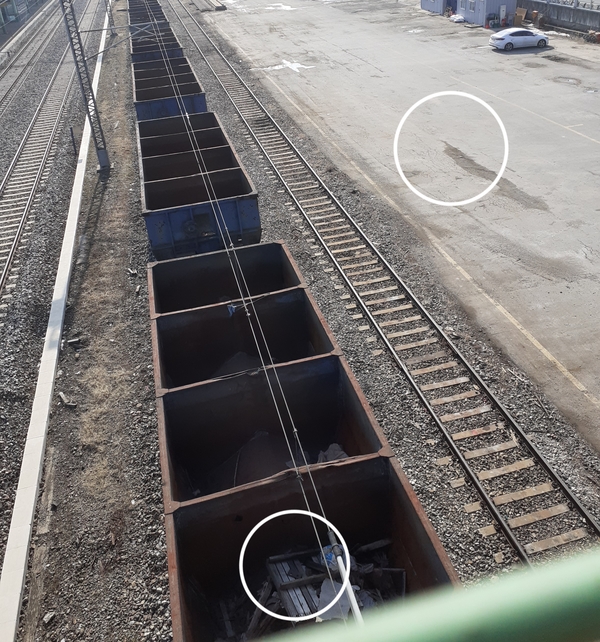 복지주택 제3호 '청년창업주택'이 들어서는 조치원역 화물기지(오른쪽 원), 좌측엔 화물열차 위 컨테이너에  폐토사 등 건설폐기물이 적재돼 있다(좌측 원) 대기오염과 극심한 소음 등이 예상된다. 서중권 기자