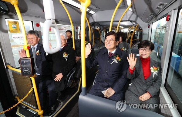 지난해 1월 세종시에서 전기굴절버스가 전국에서 처음으로 운행, 이목이 집중됐다. 김진숙 당시 행복청장, 이춘희 세종시장 등 관계자들이 시승 행사를 갖은지 꼭 1년을 맞았다. 서중권 기자