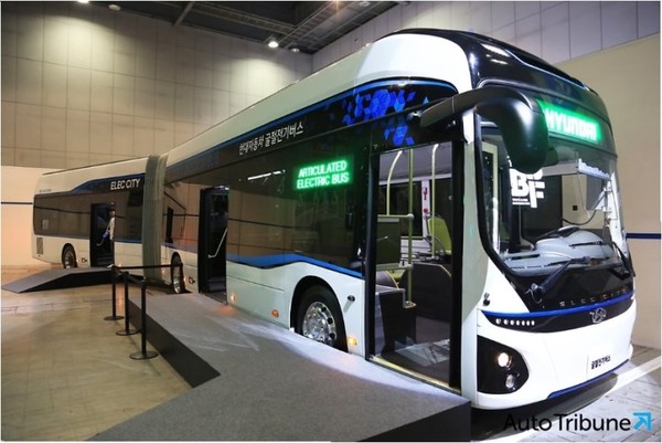 당초 대당 15억 원에서 9억 원대로 뚝 떨어진 전기굴절버스. 비효율과 잦은 고장 등이 지적됐지만 모두 12대를 사들였다. 버스 구입 등을 둘러싼 잡음이 불거지고 있다. 서중권 기자