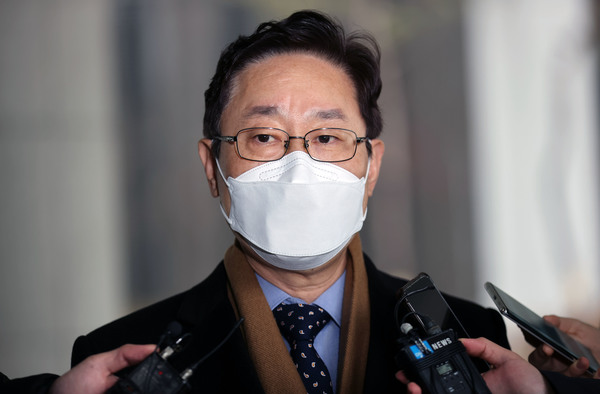 박범계 법무부 장관 후보자가 지난 21일 서울고검에 마련된 인사청문회 준비 사무실로 출근하며 취재진의 질문에 답하고 있다. 연합뉴스