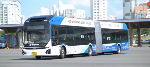 최첨단을 자랑하는 전기굴절버스가 충전을 마치고 차고자를 나서고 있다. 하지만 혹한기에 급조된 조립식 시설물과 나무 한그루 없는 회색공간 등 세종시 행정의 민낯을 드러내고 있다. 서중권 기자  